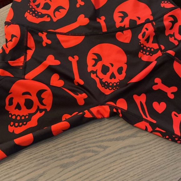 CVG Bleeding Hearts Skull and Heart Leggings - Picture 7 of 7